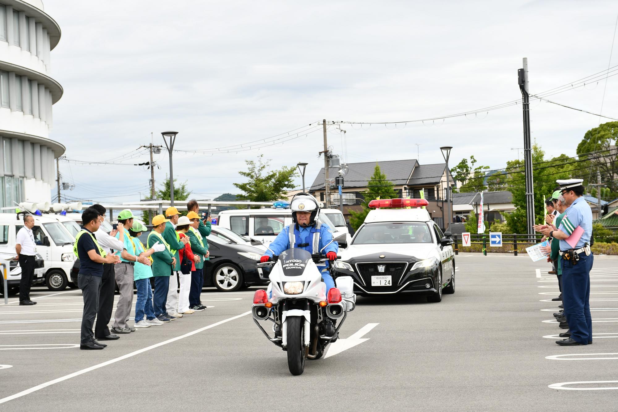 青色防犯パトロールに出発する様子
