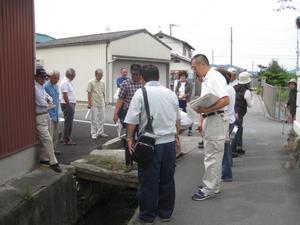 地域の危険な箇所を集まって確認する参加者たちの写真