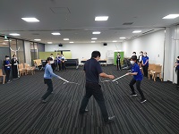 不審者役に対してさすまたで対処しているようす