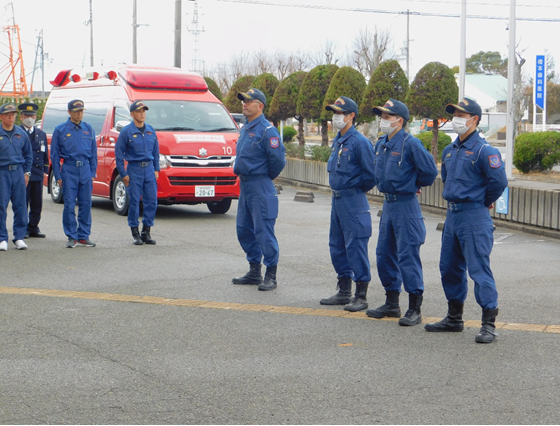 緊急消防援助隊に参加する消防職員の写真