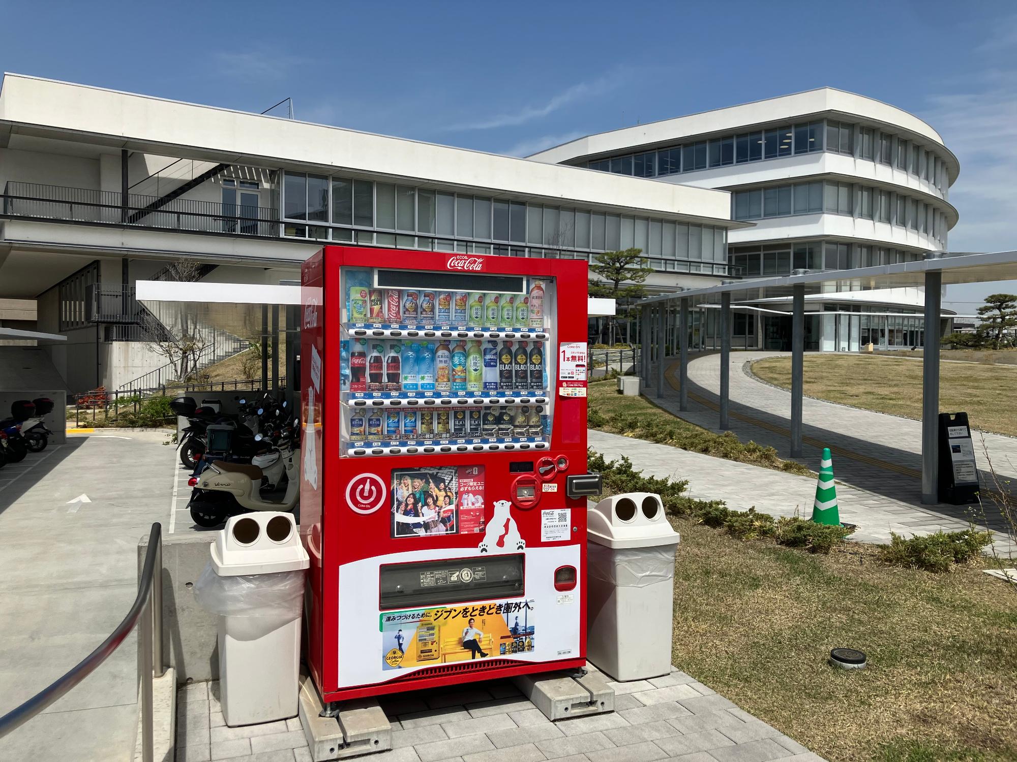 高砂市役所バス停前に設置されている災害対応型自動販売機の外観写真