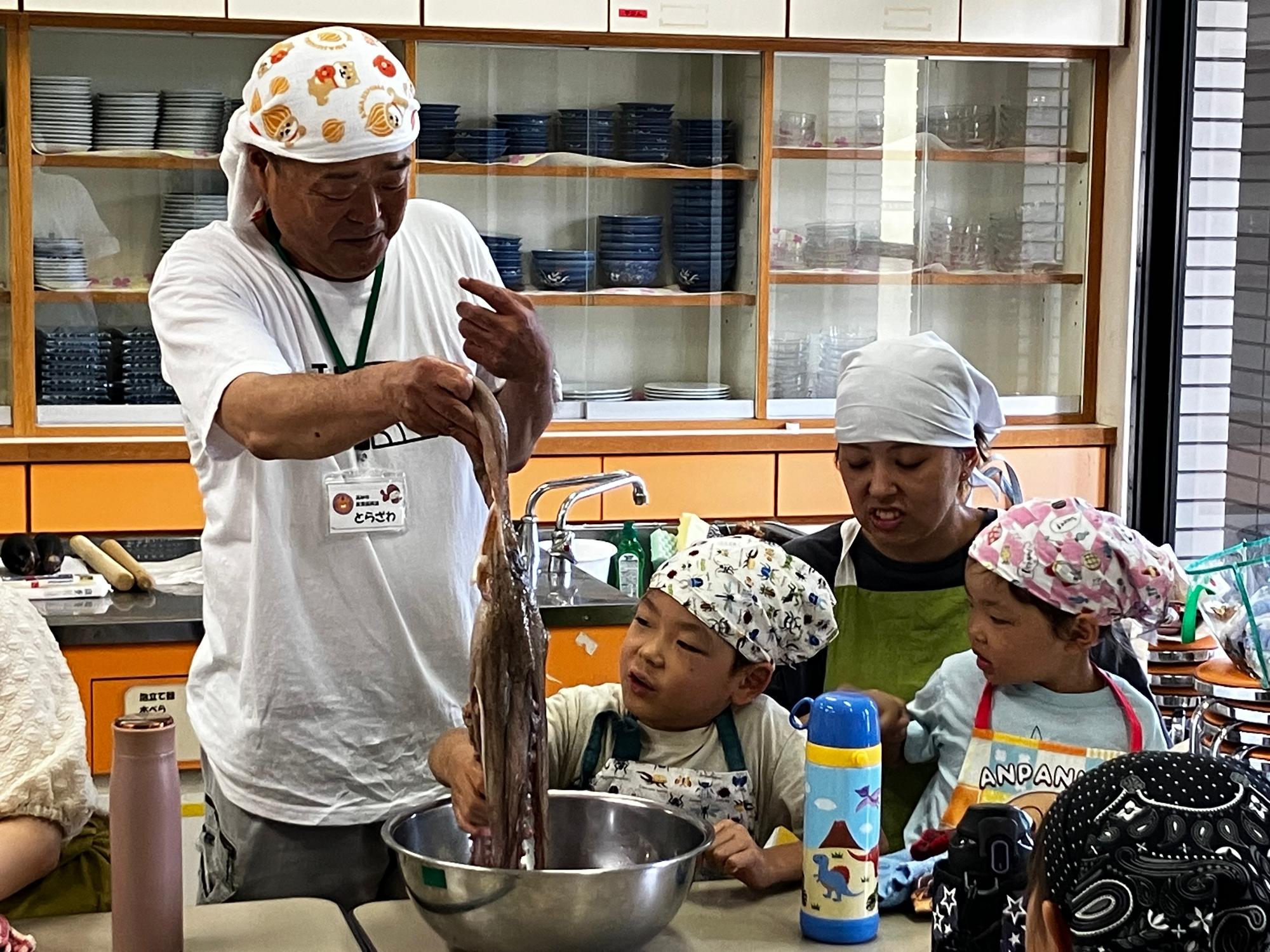 食材の凧を子供たちに見せている