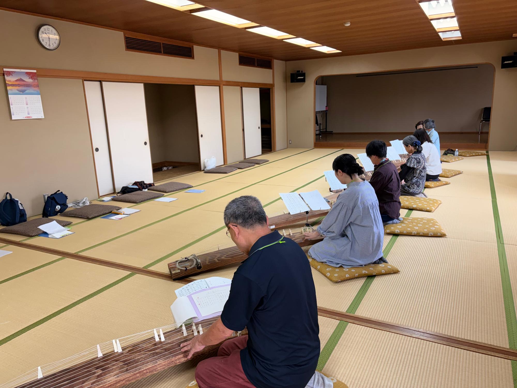 お琴の練習のようす