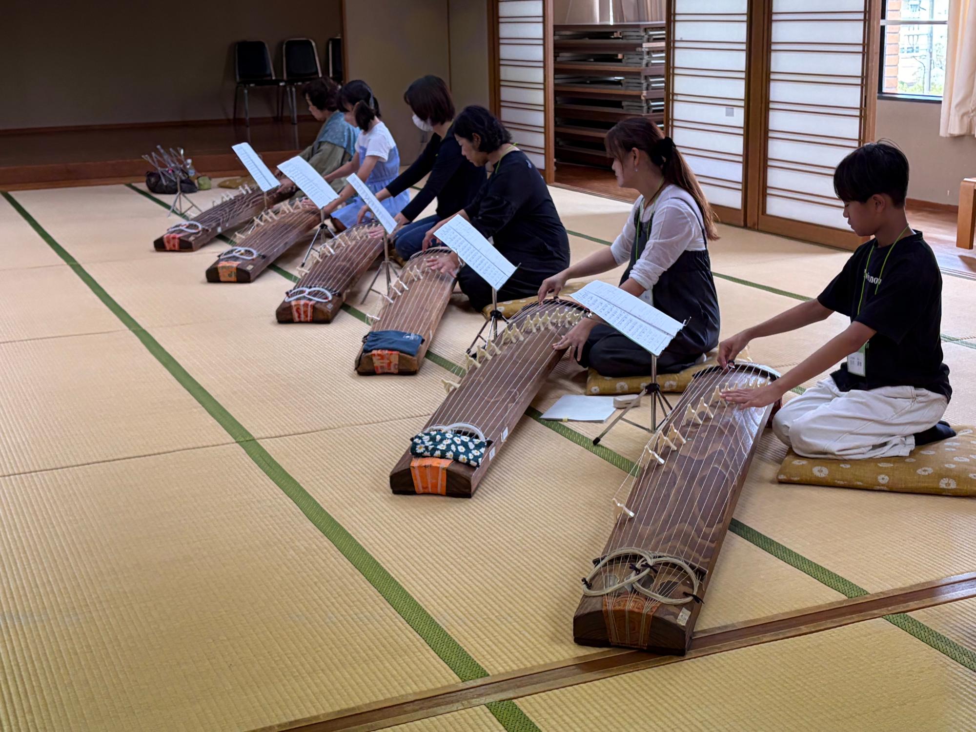 お琴の練習のようす