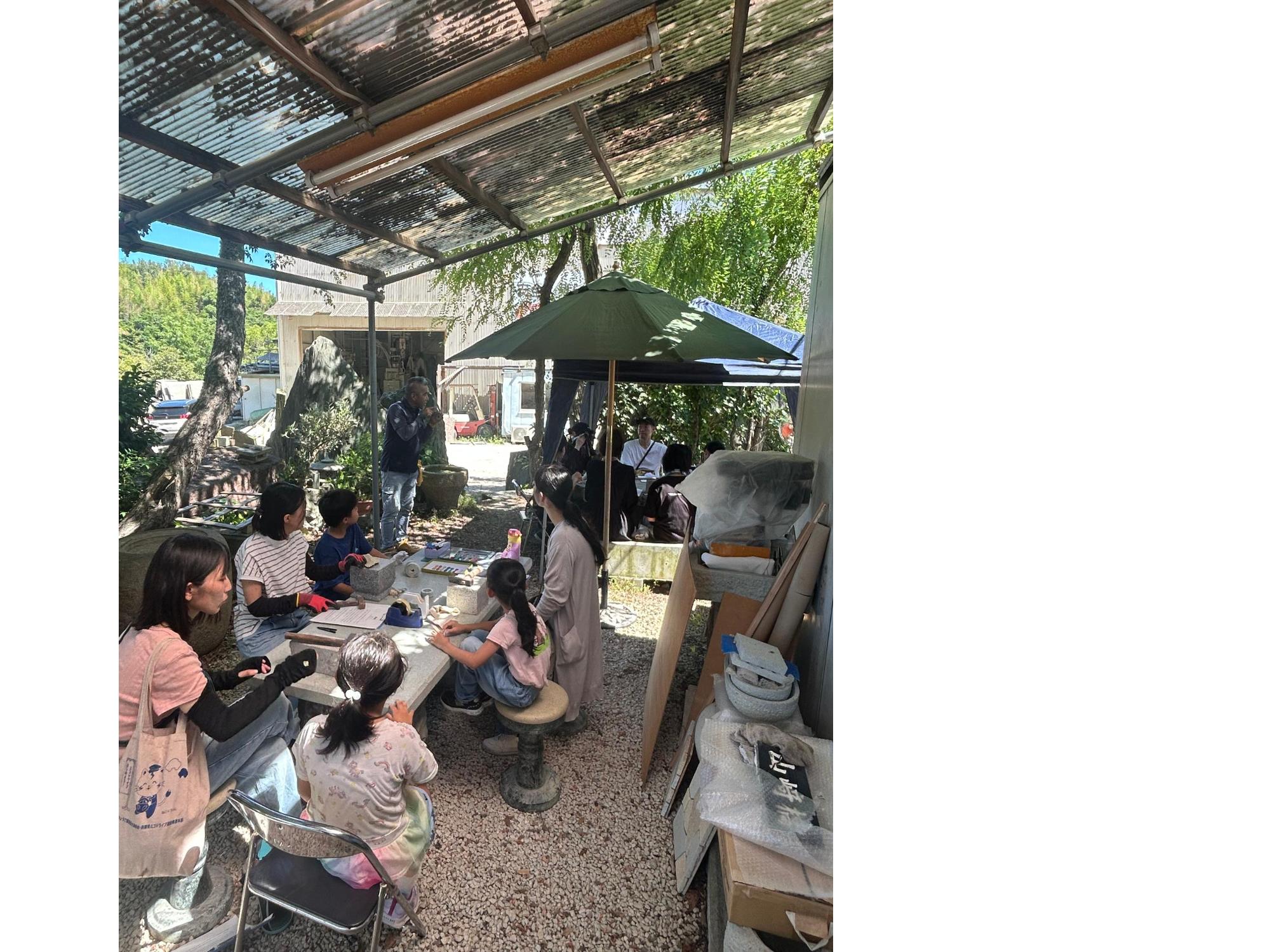 竜山石でキーホルダー作りをしている参加者