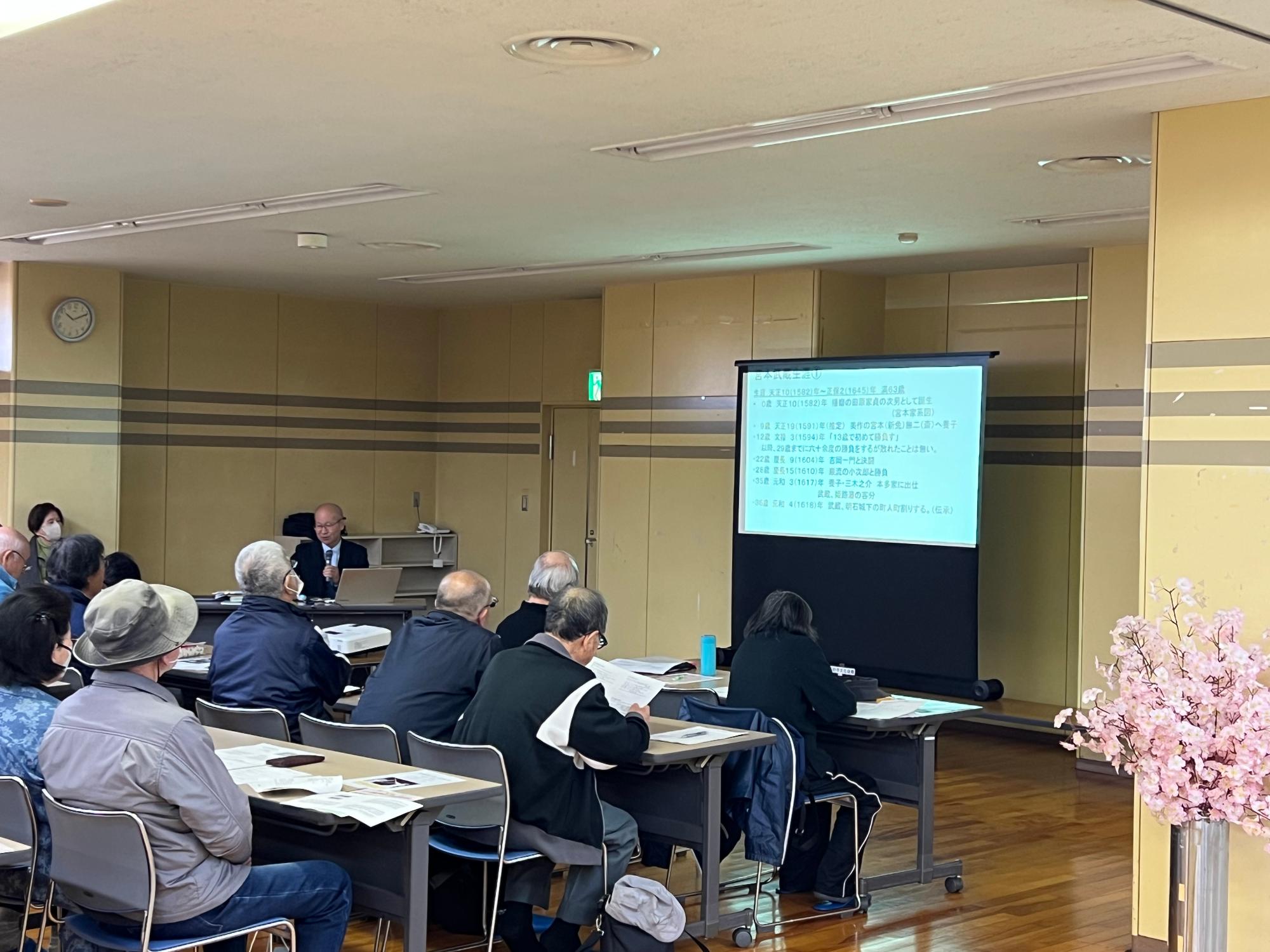 宮本武蔵について講演中