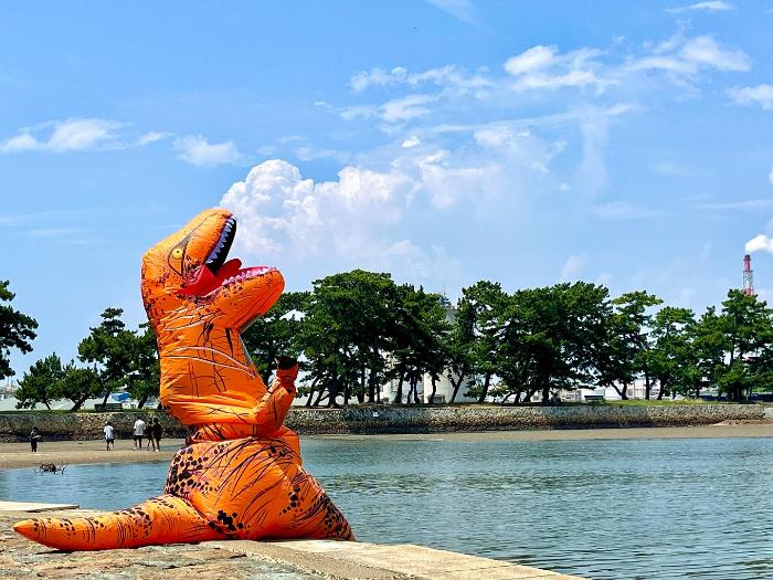高砂海浜公園から海を臨むティラノサウルスの着ぐるみ