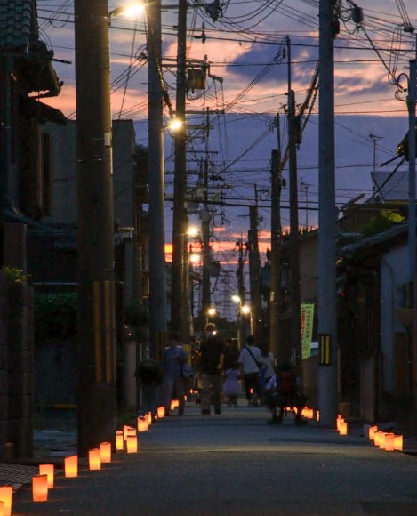 たかさご万灯祭の路地キャンドルが幻想的に並ぶ様子と夕暮れの空