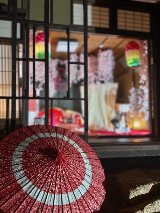 たかさご万灯祭の日の工楽松右衛門旧宅中庭の様子（和傘）